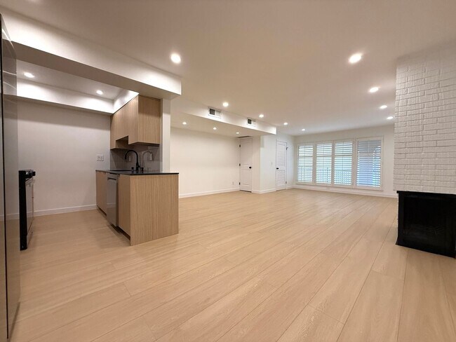 Foto del edificio - WeHo 1 Bed 1 Bath with W/D in unit, new kitchen, and walk-in closet!