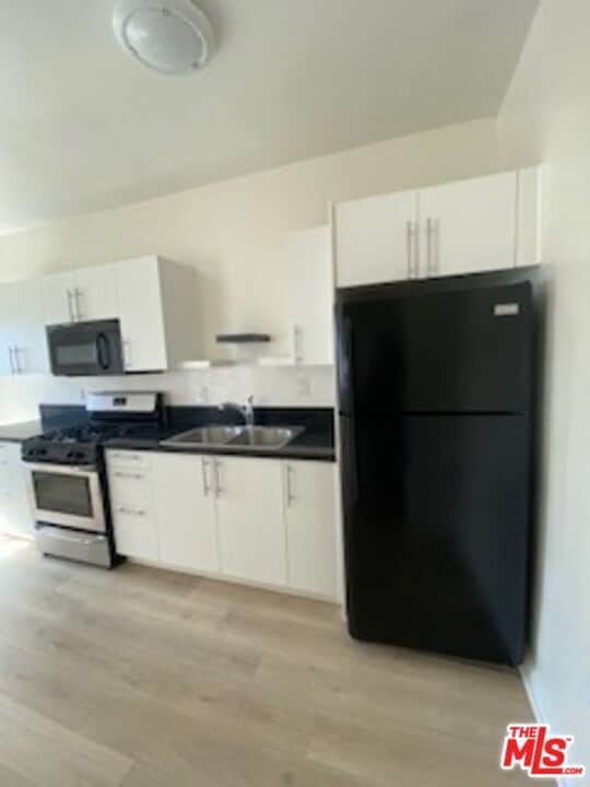 Foto del edificio - 814 S Hobart Blvd