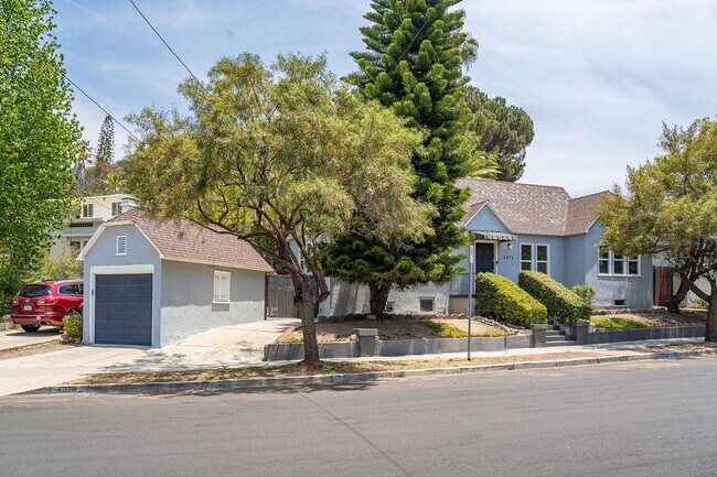 Building Photo - 4978 N Maywood Ave