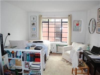 Building Photo - Bright Studio