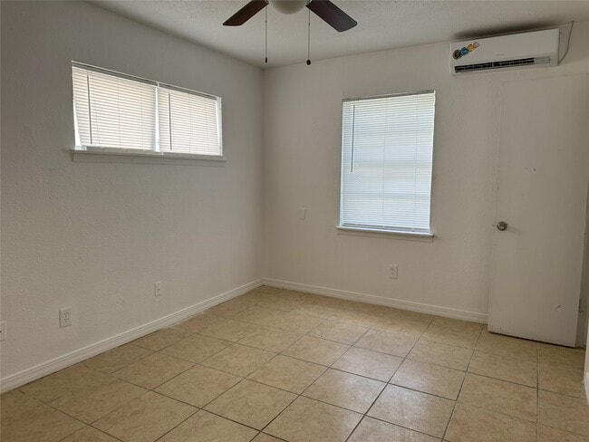 Building Photo - 3833 Mt Pleasant St