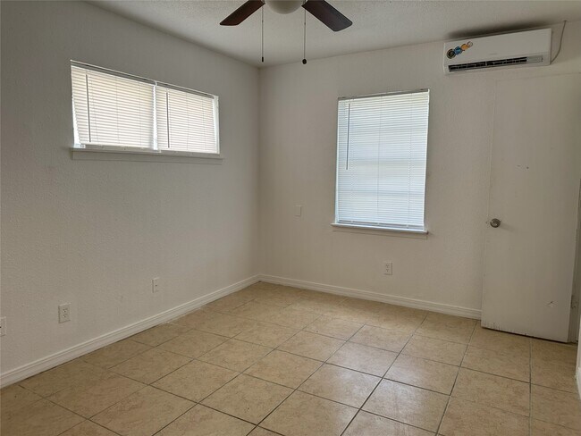 Foto del edificio - 3833 Mt Pleasant St