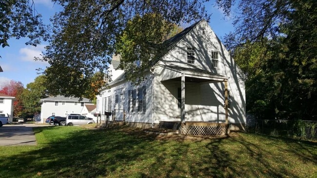 Building Photo - 862 9th Ave SE