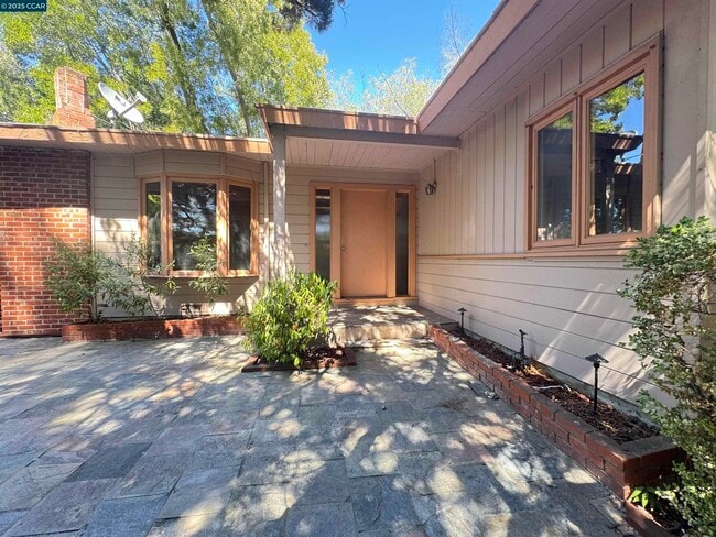 Building Photo - 919 Janet Ln