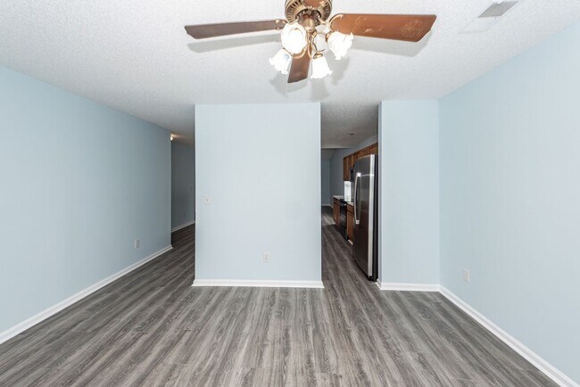 Foto del edificio - 4 Bedroom, 2 Bathroom Home in Park Hill Pl...