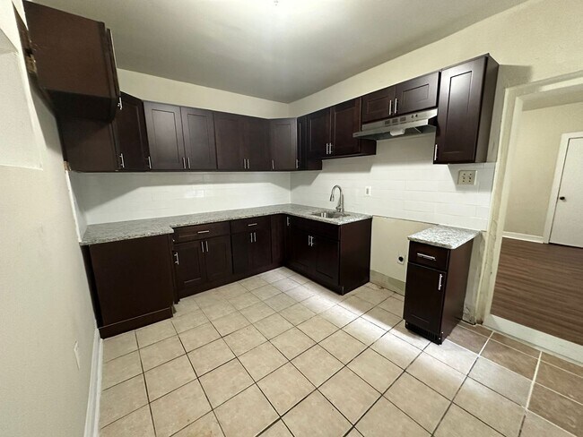 Foto del edificio - NEWLY UPDATED 4 BED 1 BATH HOME FOR RENT.