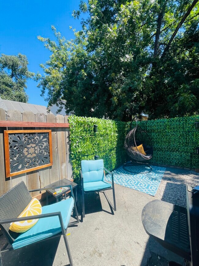 Foto del edificio - 1274 N Cedar St