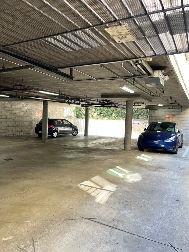 Foto del edificio - Chateau Studio Village Apartments