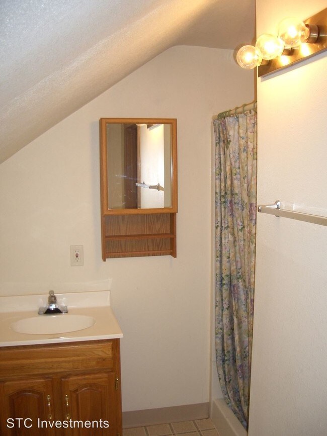 Building Photo - 4 br, 2 bath House - 1206 E. Jackson