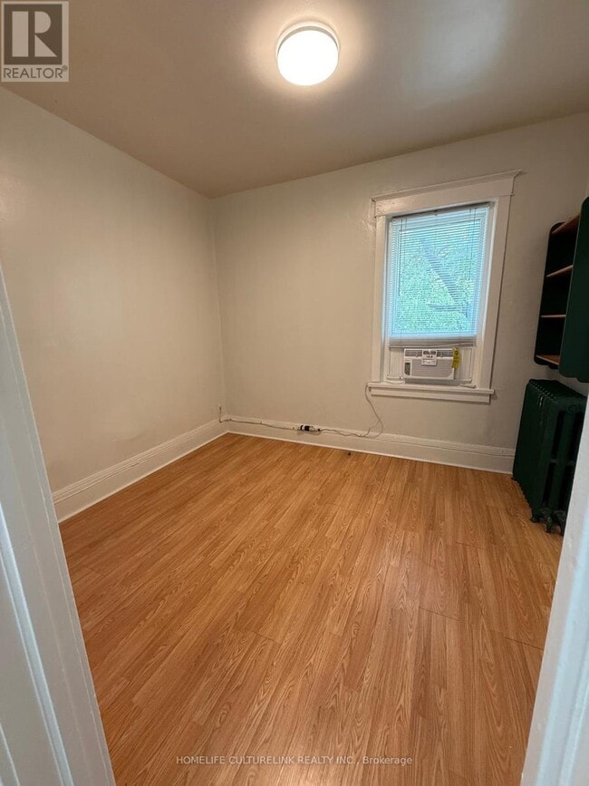 Photo du bâtiment - 731-731 Broadview Ave