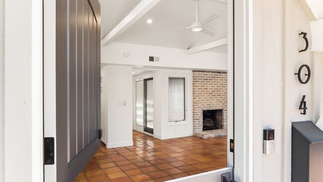 Building Photo - Larkspur Duplex