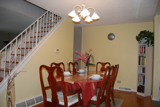 Dining room - 553 W Park Ave