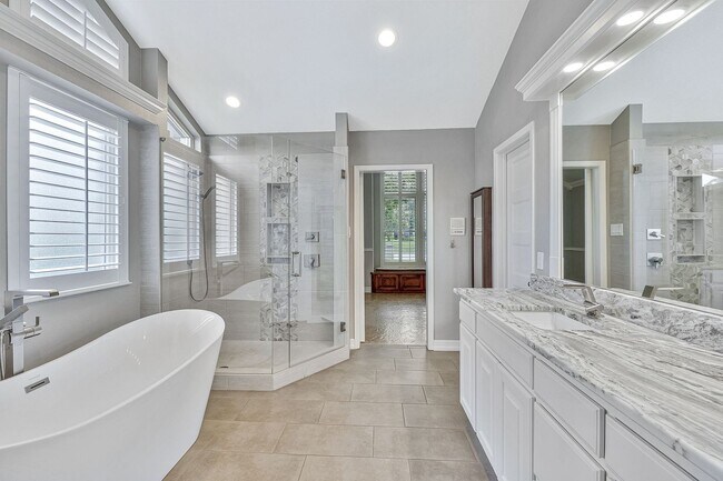 Building Photo - Lovely Home with Sparkling Refreshing Pool!
