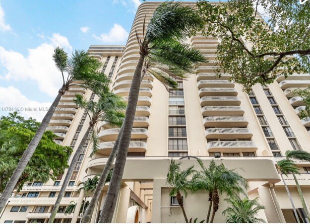 Foto del edificio - 19355 Turnberry Way