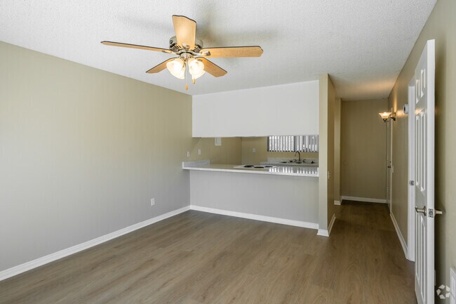 1 habitación, 1 baño - 650 pies cuadrados - Sala de estar - Bay Breeze