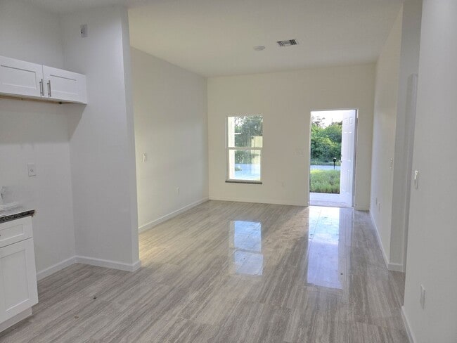 Foto del edificio - BRAND NEW 2/2/1- GREAT LEHIGH LOCATION