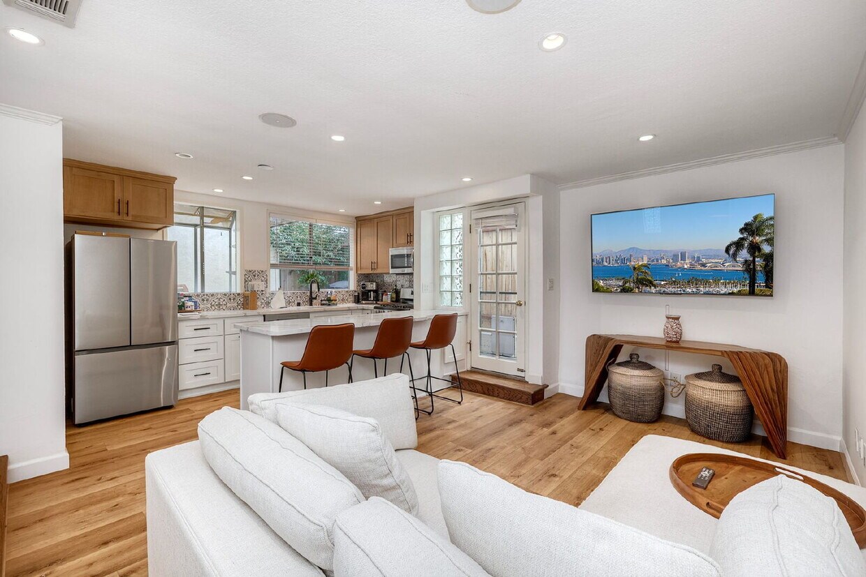 Foto principal - San Diego Coastal Dream Crown Point Jewel 3 or 6 Month lease only Partially Furnished Ready for M...