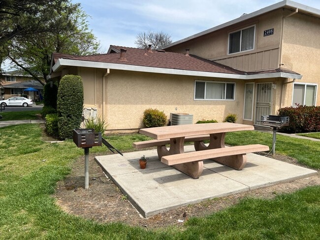 Building Photo - 2404 Yorkton Ave
