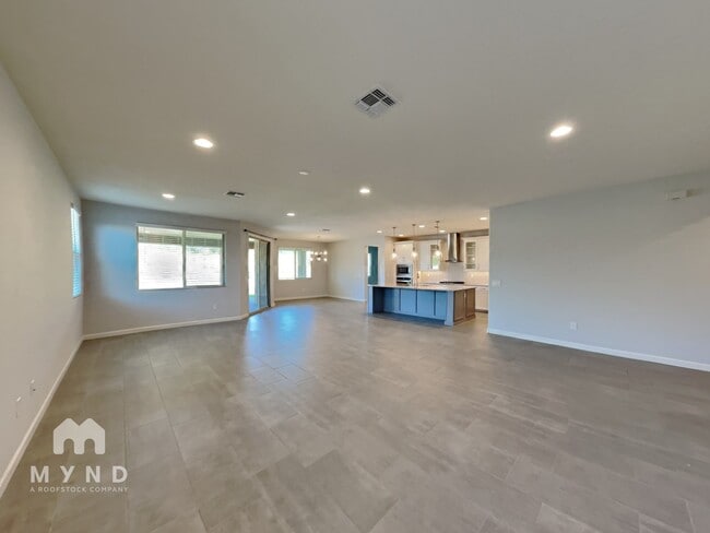 Building Photo - 720 E Silver Canyon Pl