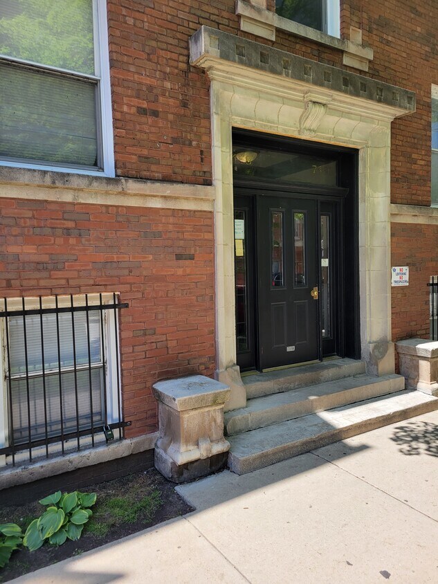 Foto del edificio - 7458 N Greenview Ave