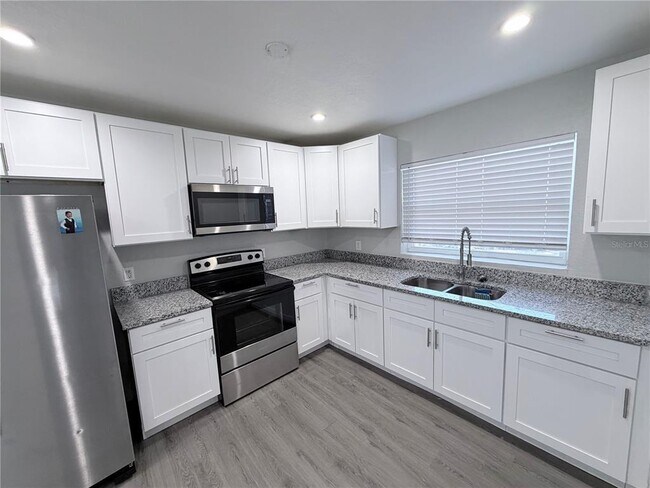 Foto del edificio - 1717 Bush Ave