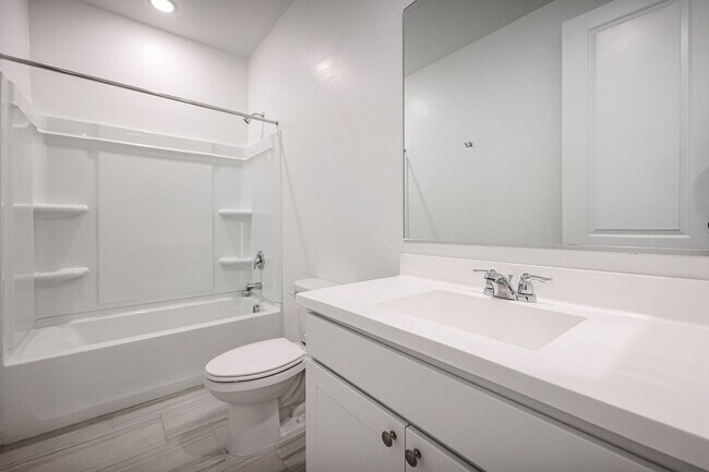 Foto del edificio - COMING SOON! Welcome to this modern newer ...