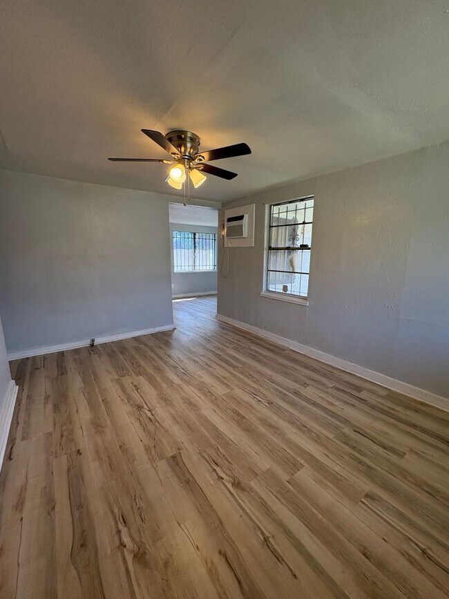 Foto del edificio - 3023 Oak Forest Ln