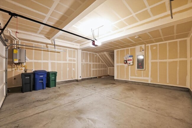 Building Photo - 392 Line St