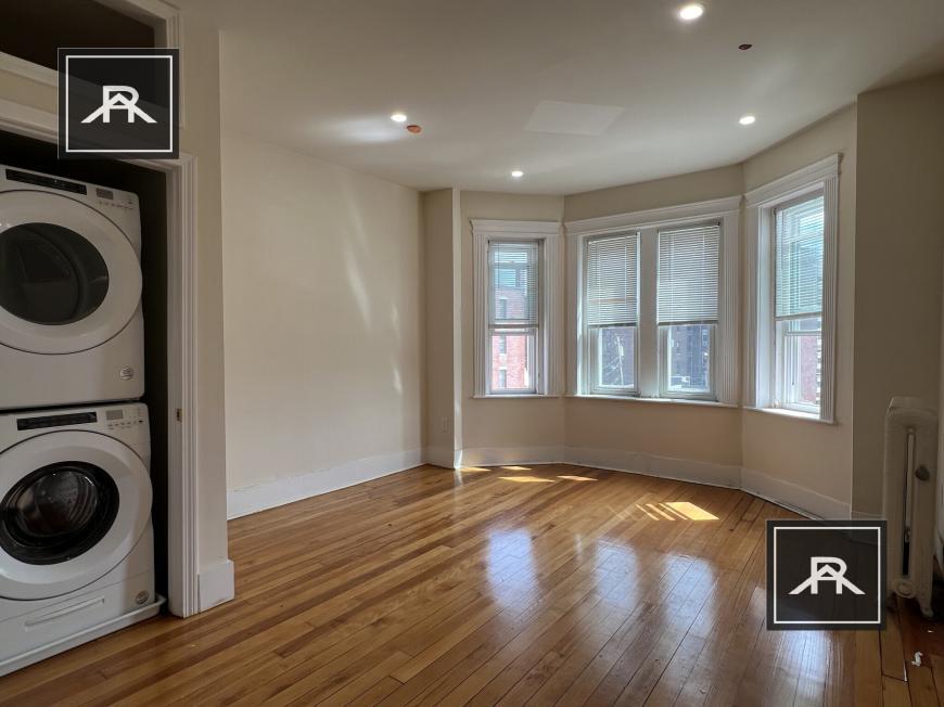 Foto principal - 3 bedroom in Allston MA 02134