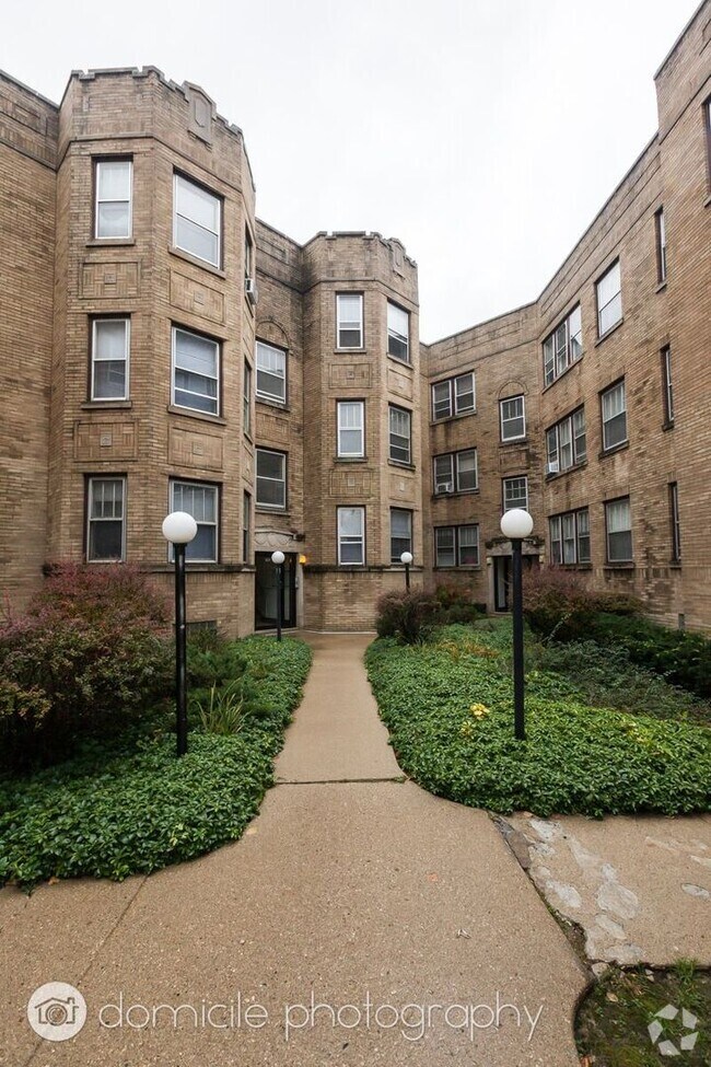 Building Photo - 903 W Altgeld St
