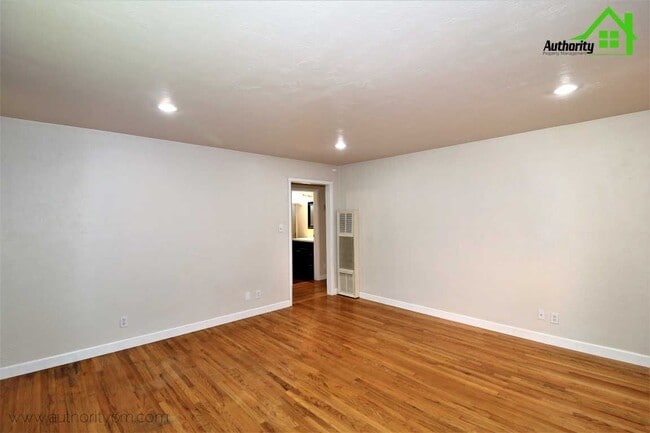 Building Photo - 2413 Ramona Pl