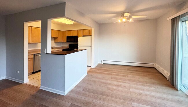 Building Photo - 995 S Ct of Shorewood