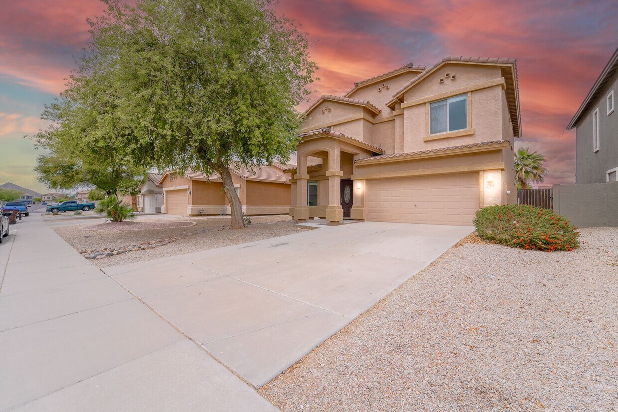 Primary Photo - Charming 4-Bed, 2.5-Bath Home in Skyline R...