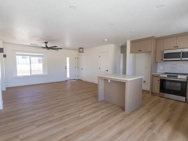 Foto del edificio - SPRING VALLEY LAKE EQUESTRIAN AREA - BRAND NEW CONSTRUCTION 3 BEDROOM