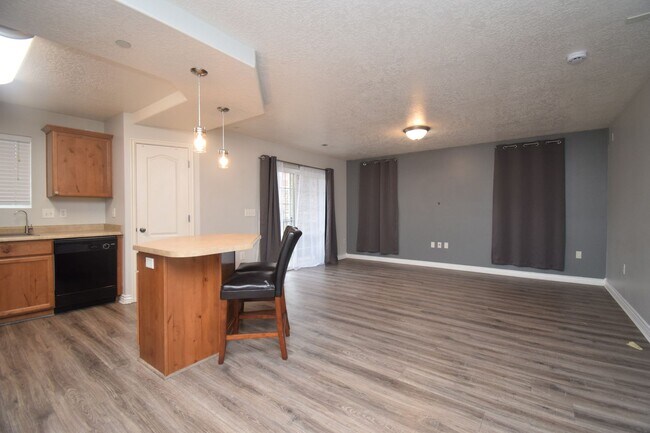 Foto del edificio - Stylish 2 Bed 2 Bath Condo in Prime Draper Location!!!