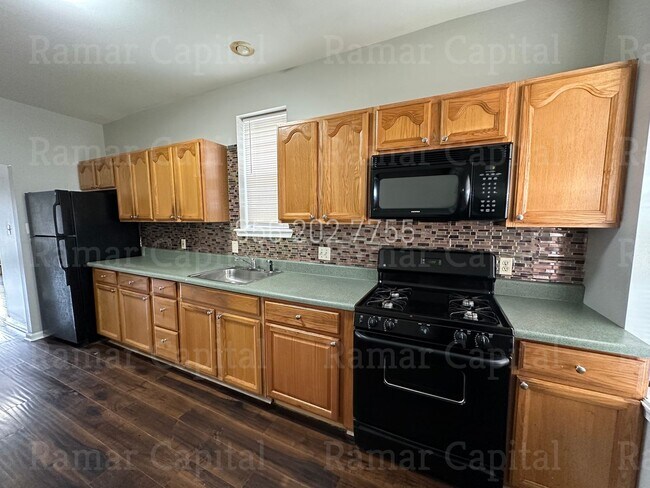 Foto del edificio - Spacious 3BR Row House with 1.5 bathroom, ...