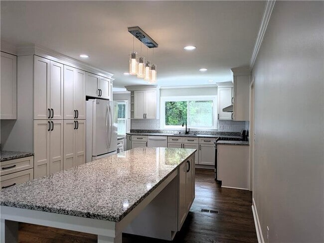 Foto del edificio - 220 Indian Hills Ct
