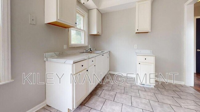 Foto del edificio - 16501 Fairmount Dr