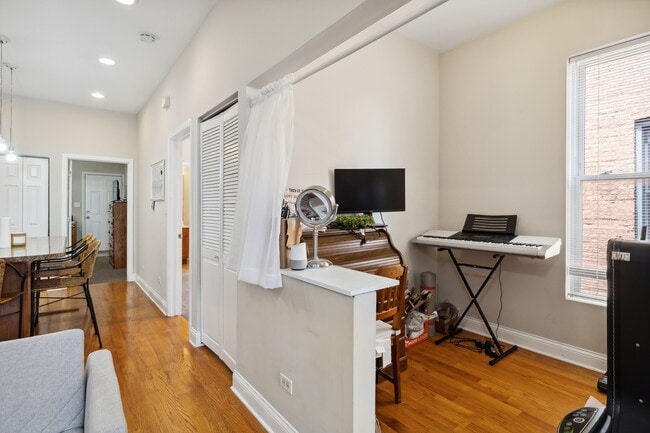 Building Photo - 616 S Oakley Blvd