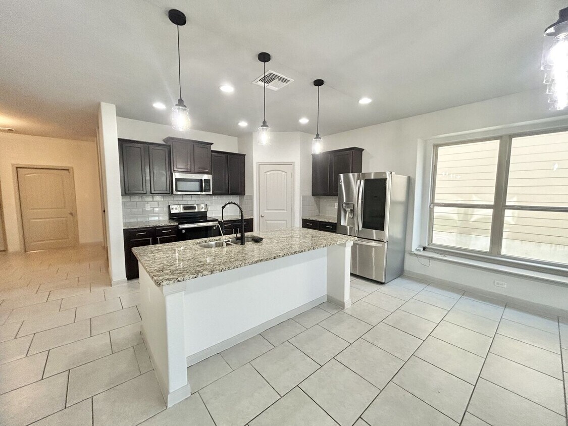 Foto principal - Beautiful 5BED/3BATH House for Rent! Avail...