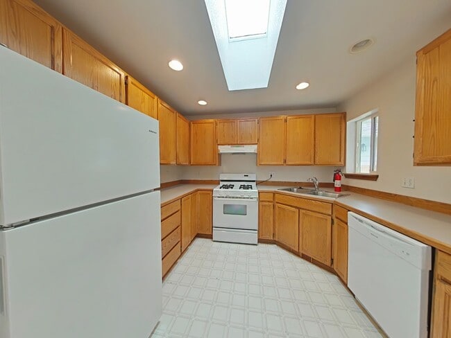 Building Photo - 3 Bedroom House ~ Close to Willamette Park