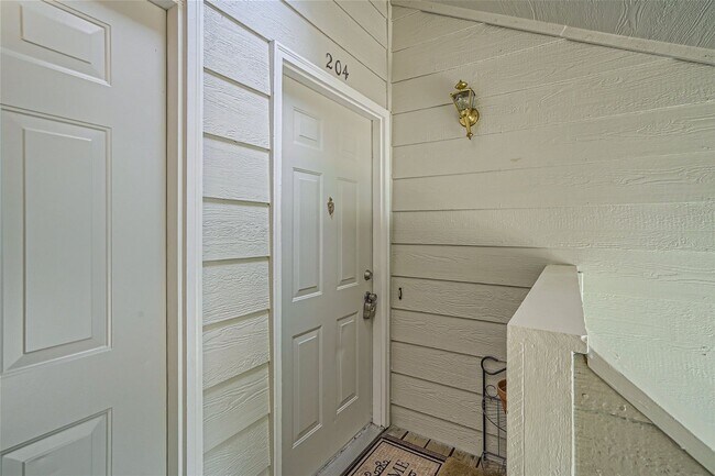 Building Photo - Amazing 2BR, 2BTH Condo with Oversized Gar...