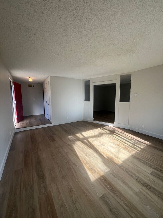 Building Photo - 2-bedroom 1-bathroom duplex