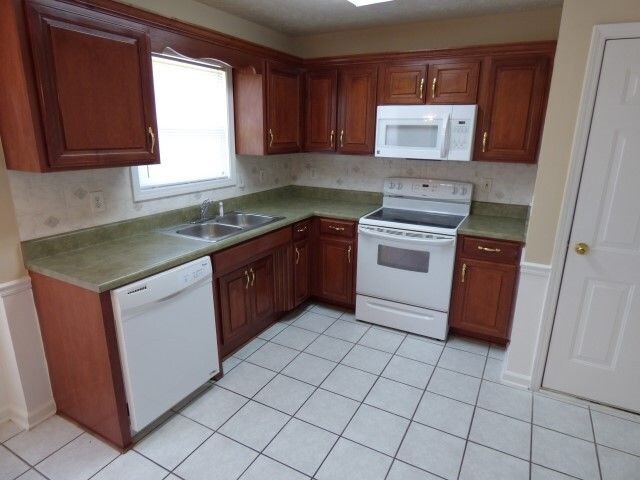 Building Photo - 3 BR / 2 BA Home in Smryna Fenced-In Yard