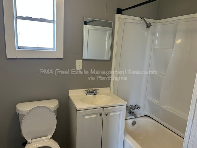 Building Photo - 18 6th St