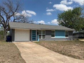 Building Photo - 1400 Kamar Dr