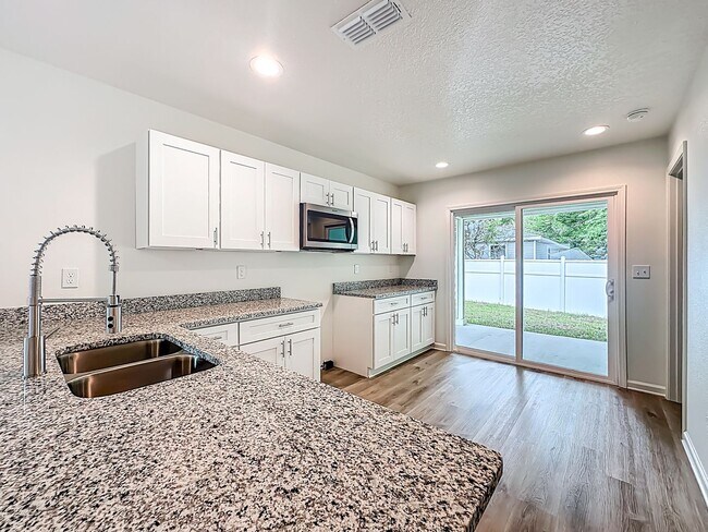 Foto del edificio - 2025 NEW Built 3 BR 2 BA homew convenient ...