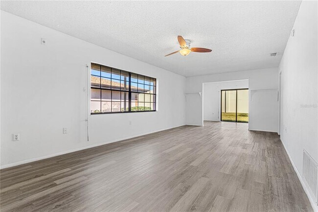 Foto del edificio - 13250 Ridge Rd S