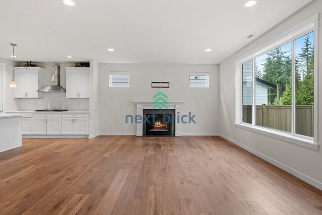 Building Photo - 5 BED & 3.5 BATH FOR RENT