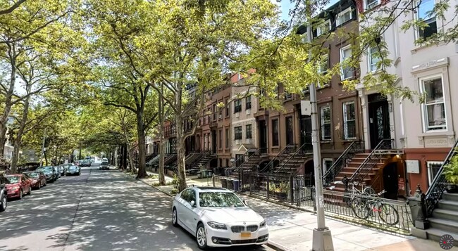 Calle - 740 Putnam Ave